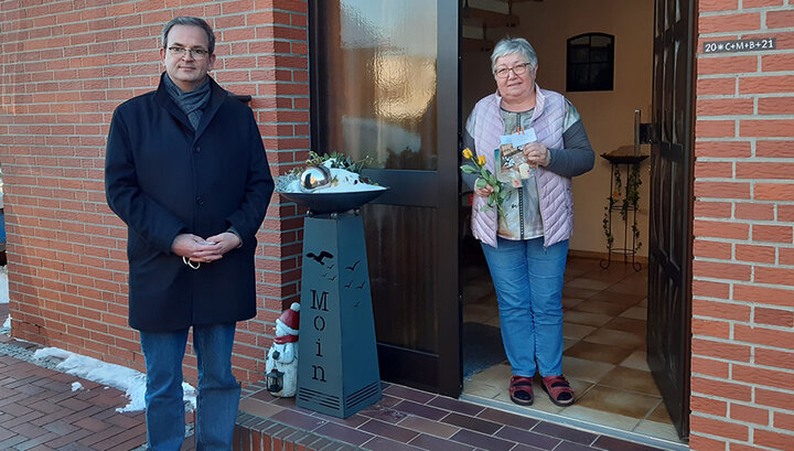 Überraschung gelungen: KAB-Präses Peter Sandker überreichte den KAB-Senioren aus Cloppenburg eine Rose zum Valentinstag.