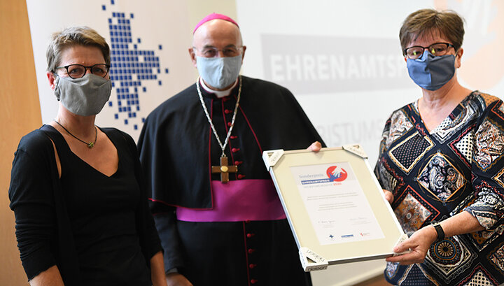 Bischof Felix Genn überreicht Martina Steenmanns (li.) und Hedi Exner (re.) den Sonderpreis für ehrenamtliches Engagement für das KAB-Projekt „Solidarität jetzt“.