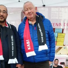 International: Khaled aus Syrien und Gerd aus Deutschland werben gemeinsam auf dem Markt in Heiden.