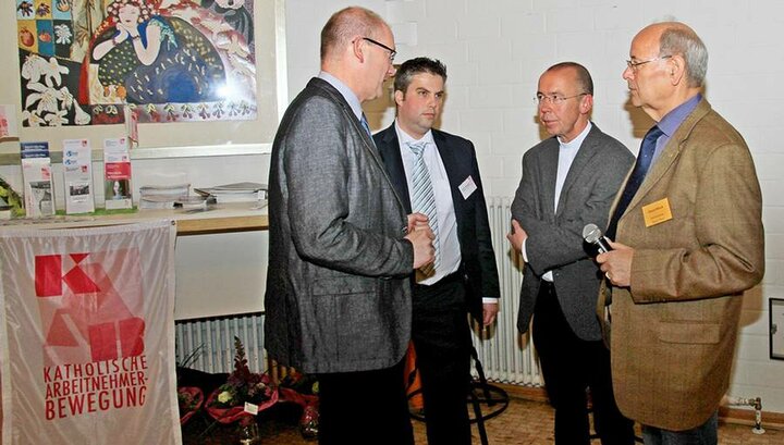 Dietmar Stalder (1. links) und Jürgen Dötsch (1. rechts) im Gespräch mit Pfr. Peter Kossen (2. rechts) sowie dem ehemaligen Regionalsekretär Patrick Mikolajczyk (2. links) beim Bezirkstag 2017.