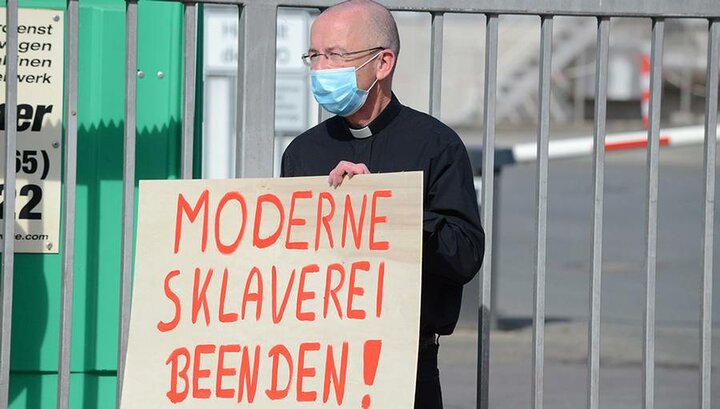 Pfarrer Peter Kossen bei seiner Mahnwache vor den Toren von Westfleisch in Coesfeld Anfang Mai 2020.