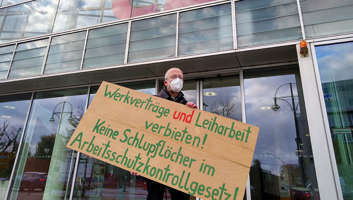 Peter Kossen demonstriert vor der CDU-Zentrale in Berlin.